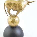 Jelzés nélkül: Magyar szürke szarvasmarha. Aranyra festett bronz, festett márvány talapzaton. m: 36 cm - Image 4
