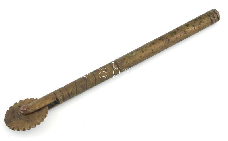 Régi réz derelyevágó, kopott, h: 17,5 cm