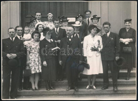 1941 Bp., családi csoportkép, nagyméretű fotó, hátoldalán Schütz Ede épület és műlakatos, ill. 'Hungária' Fotoriport Pfeifer Jenő pecséttel jelzett, 23,5x17,5 cm