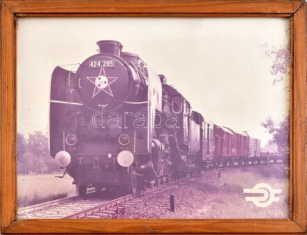 MÁV 424.285-ös mozdony, színes fotó, sérüléssel, üvegezett keretben, 28×38 cm