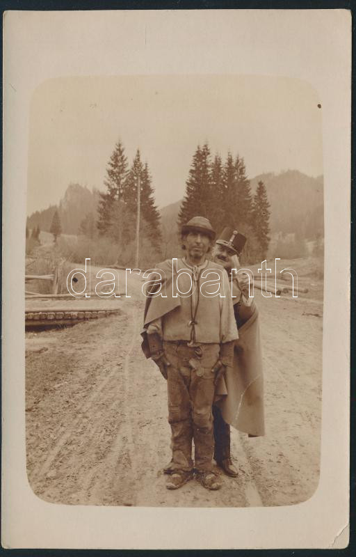 cca 1916 Katona cigánnyal. Fotólap