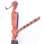 Kínai pajzán faragott fa figura, kopásokkal, m: 36 cm