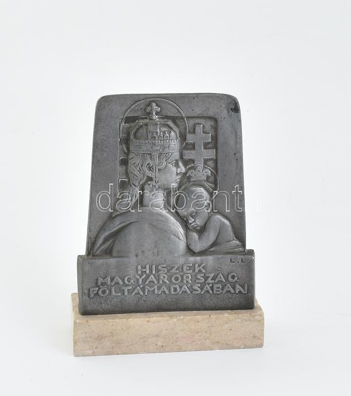 cca 1925 'Hiszek Magyarország feltámadásában' ón irredenta kisplasztika, L. L. jelzéssel, alabástrom talapzaton, m: 13 cm