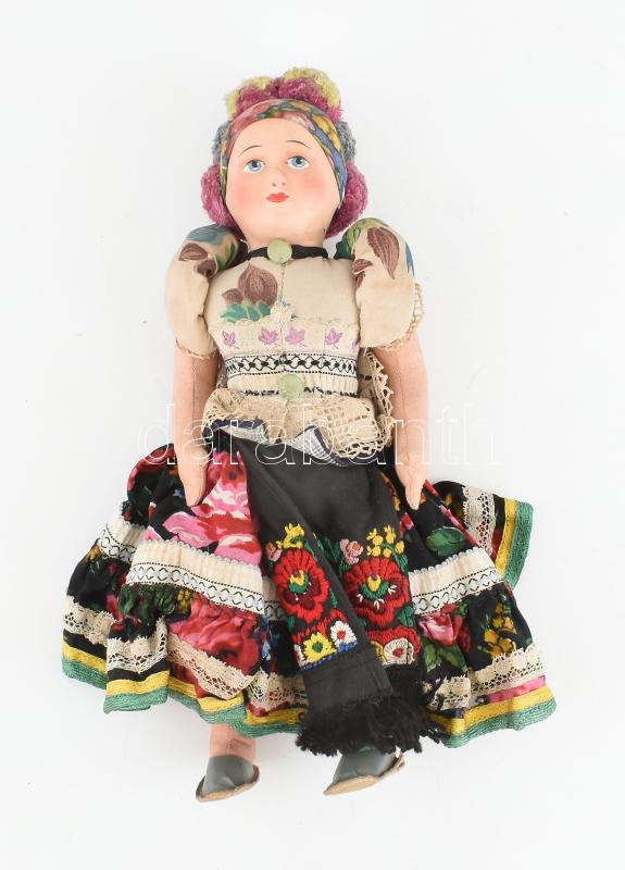 Népművészeti matyó baba, fején hajszálrepedések, kopásnyomokkal, m: 30 cm