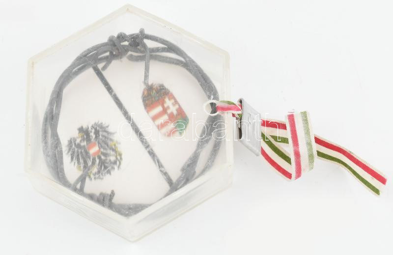 1989 A Magyar-Osztrák határon húzódó vasfüggöny egy darabja, magyar szalaggal, plombált műanyag tokban, 9×10 cm