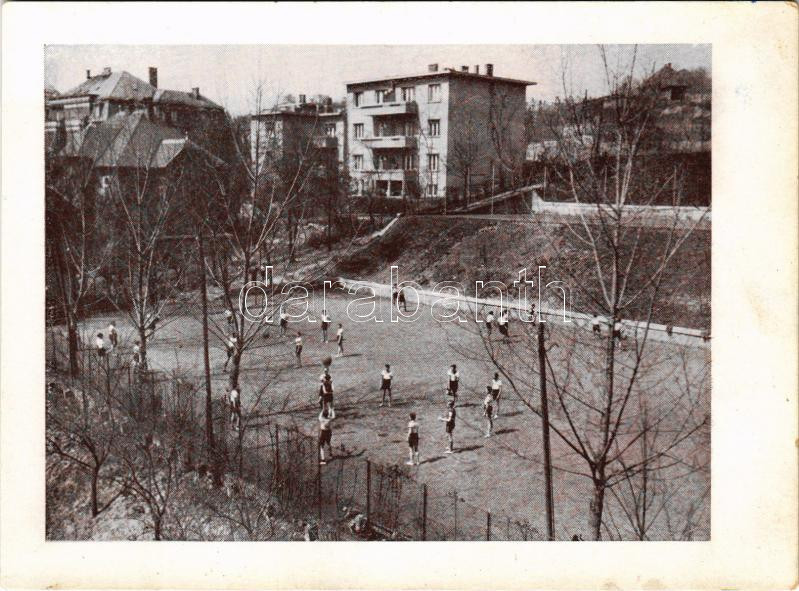 Budapest II. Budai Rákóczi Kollégium játszótere. Oszlop utca 35. (ma Keleti Károly utca) (fl)