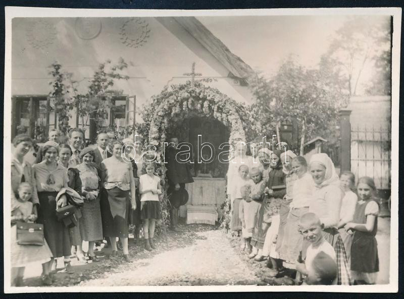 1933 Csömör, Úrnapja, hátoldalon feliratozott fotó, 8×11,5 cm
