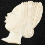 Afrikai csont faragvány, képkeretre applikálva, kopott, 6x3,5 cm - Image 2