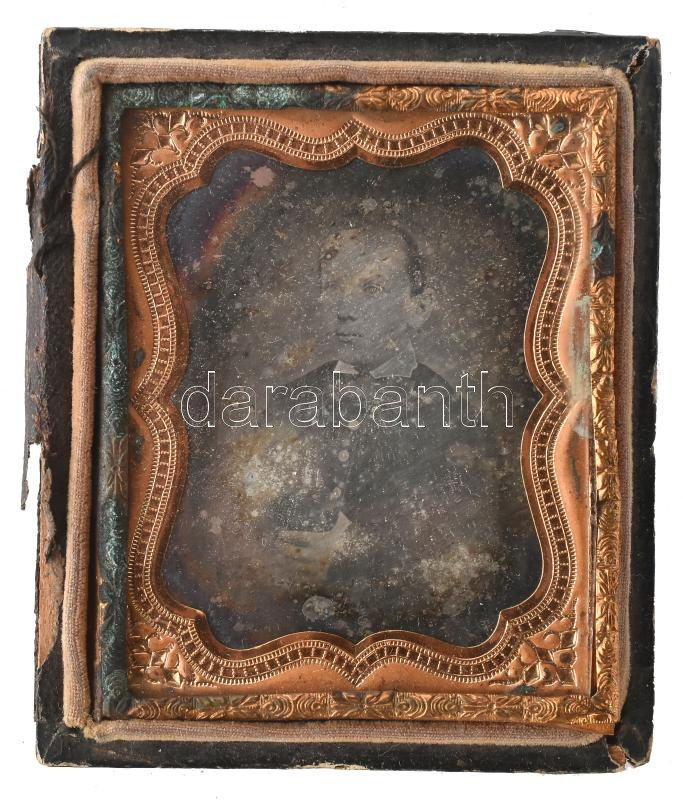cca 1850 Férfit ábrázoló dagerrotípia, régi tartóban (sérült), 6×4,5 cm