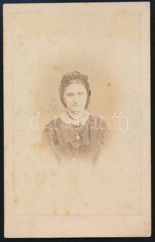 cca 1865 Női portré, keményhátú fotó Bayer és Weber pécsi műterméből, 10,5×6,5 cm