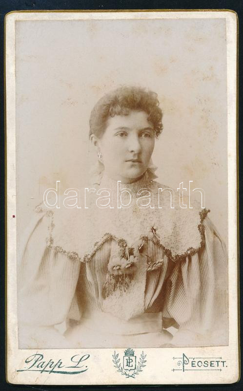 1897 Női portré, keményhátú fotó Papp pécsi műterméből, 10,5×6,5 cm