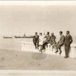 1928 Tihany, Balaton part, kikötő, kirándulók. photo