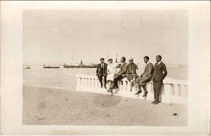 1928 Tihany, Balaton part, kikötő, kirándulók. photo