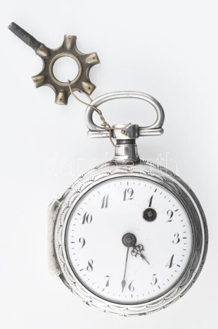 Spindlis ezüst (Ag) tokos zsebóra XIX. sz. első fele. Hibátlan zománc számlappal, kulccsal, működő, jó állapotban d: 45 mm