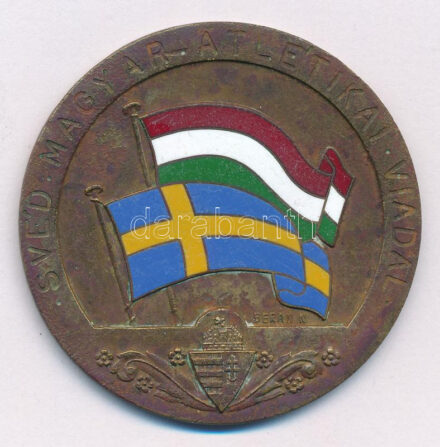 Berán Nándor (1889-1965) 1942. 'Svéd-magyar atlétikai viadal' bronz emlékérem a két ország zománcozott zászlajával, hátoldalán 'Budapest 1942. IX. 26-27.' gravírozással és 'Budapest, Döbrentei u. 2.' gyártói jelzéssel (53mm)