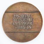 Borsos Miklós (1906-1990): 'Kiváló társadalmi munkáért / Hazafias Népfront Országos Tanácsa' kétoldalas, öntött bronz plakett. . (96mm) díszdobozban - Image 2