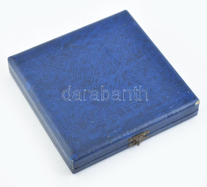 Borsos Miklós (1906-1990): 'Kiváló társadalmi munkáért / Hazafias Népfront Országos Tanácsa' kétoldalas, öntött bronz plakett. . (96mm) díszdobozban - Image 3