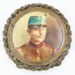 cca 1900 Katonaportré, litho képe, sérült, réz keretben, d: 8 cm