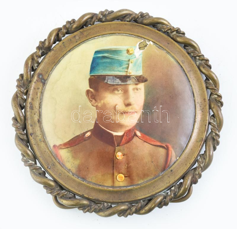 cca 1900 Katonaportré, litho képe, sérült, réz keretben, d: 8 cm