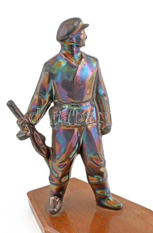 Munkásőr szobor és kisplasztika, kopásnyomokkal, m: 20 cm, 14×13 cm