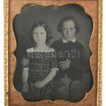 Daguerrotípia. Testvérek. cca 1850. Szép állapotban, réz keretben 7x10 cm