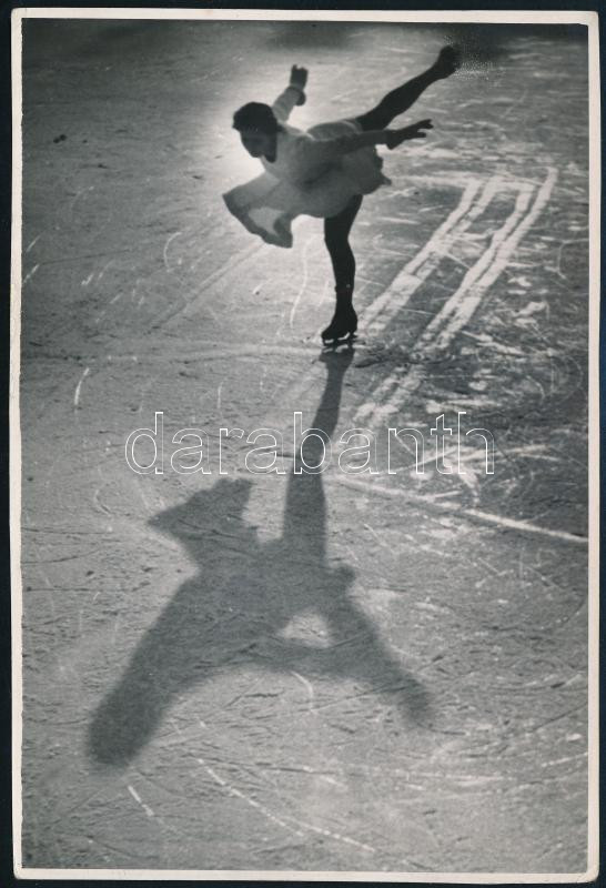 cca 1930 Szendrő István: Este a műjégpályán. Pecséttel jelzett fotó 12x18 cm