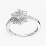 Arany (Au) 14K fehérarany gyűrű 25db brillel díszitve (ca. 1ct.; W/SI). Bruttó 3.2g, 60-as méret.