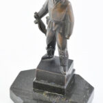 Olcsai Kiss Zoltán (1895-1981): Munkásőr. Fém, jelzett, kő talapzaton, sérült m: 20,5 cm