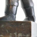 Olcsai Kiss Zoltán (1895-1981): Munkásőr. Fém, jelzett, kő talapzaton, sérült m: 20,5 cm - Image 4