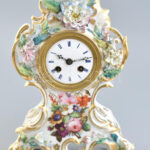 Porcelán asztali óra, mechanikus szerkezettel, nincs kipróbálva, kulcs nélkül, jelzés nélkül, lepattanásokkal, m: 32 cm