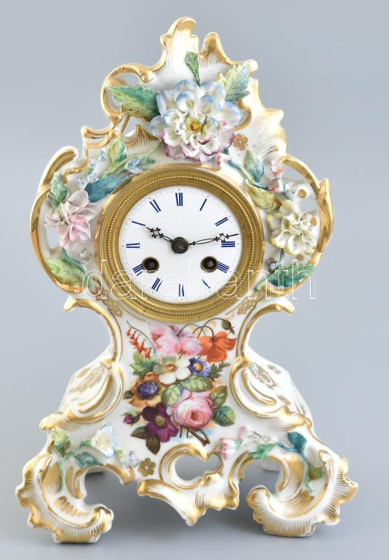 Porcelán asztali óra, mechanikus szerkezettel, nincs kipróbálva, kulcs nélkül, jelzés nélkül, lepattanásokkal, m: 32 cm