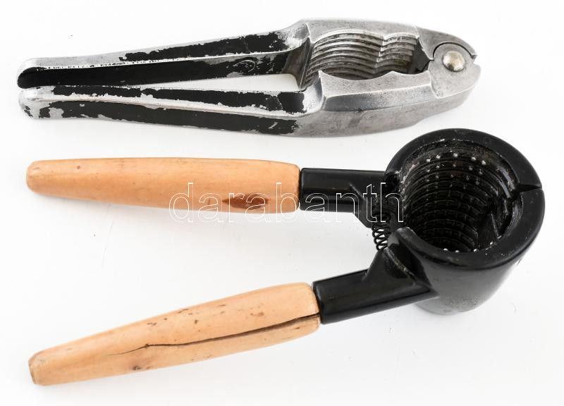 2 db nagyobb méretű diótörő, kopásokkal, a nyélen repedéssel, h: 17 cm