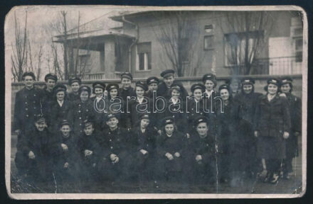 1951 MÁV dolgozók, vasutasok csoportkép fotólap 14x9 cm, Gyűrött