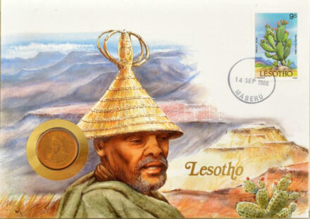 30db érmés boríték bélyeggel, bélyegzéssel és tájékoztatókkal szép gyűjtemény igényes, 'Münz-Briefe aus aller Welt' feliratú piros, bársony borítású gyűjtői albumba rendezve, védőtokban T:1 30pcs of envelopes with coins,