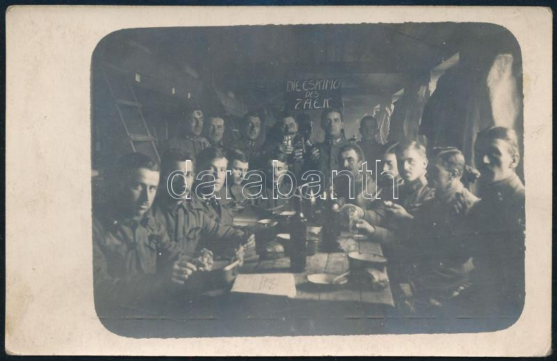 cca 1914-1918 K.u.K. 7. Armee E.K. (Ersatz-Kompanie) 'Eskimo' osztag katonái barakkjukban, I. világháborús fotólap, 13,5x8,5 cm