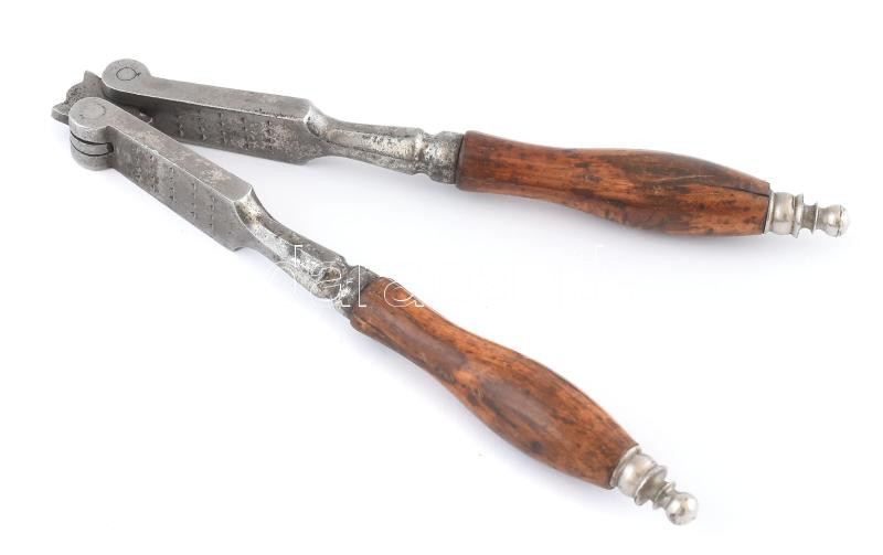 Antik fém diótörő, kopott, h: 16 cm