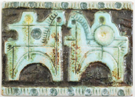 Fürtös György: Lovagok. Falplasztika, pirogránit, jelzés nélkül, hibátlan 17x22,5 cm