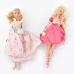 2 db Barbie baba, egyik szoknyája világít és pörög, működik, új elemmel, 29 cm