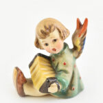 Hummel harmonikás angyalka. Kézzel festett, mázas kerámia. Jelzett, hibátlan 5 cm