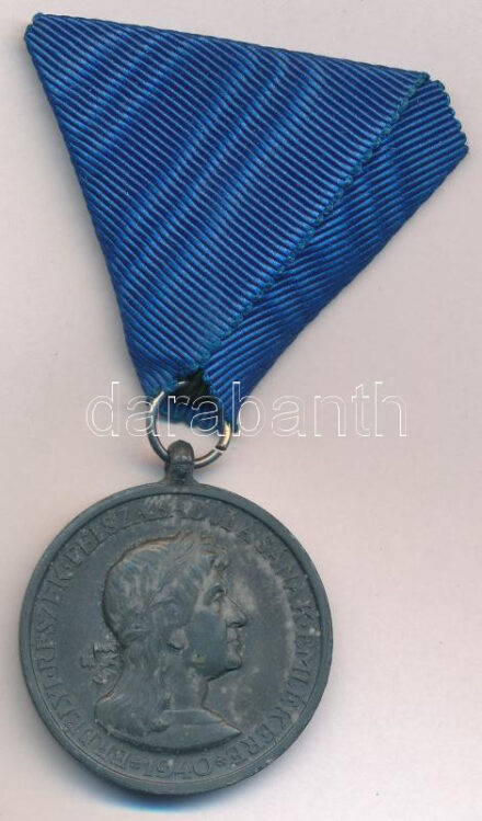 1940. 'Erdélyi részek felszabadulásának emlékére' Zn emlékérem mellszalaggal, cserélt kontraszemmel. Szign.: Berán T:1- Hungary 1940. 'Commemorative Medal for the Liberation of Transylvania' Zn medal with ribbon and replaced ring. Sign.: