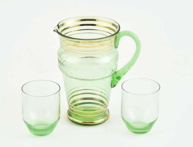 Vizeskanna 2 db pohárral, anyagában színezett, fújt üveg, kisebb kopásnyomokkal, m: 19 cm, 9 cm