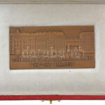 1977. 'Máv. Kórház és Központi Rendelőintézet 1927-1977, Budapest' bronz emlékplakett eredeti tokban (40x80mm) T:1