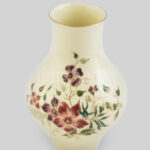 Zsolnay virágmintás porcelán váza, kézzel festett, jelzett, mázhajszálrepedésekkel, m: 18 cm
