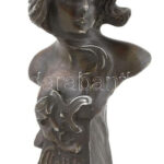 Olvashatatlan jelzéssel: Cleopatre. Spiáter, márvány talapzaton. kopásokkal, m: 20,5 cm