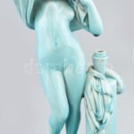 Zsolnay Fürdőző, alapmázas porcelánfajansz, jelzés nélkül, kopásokkal, m: 28 cm