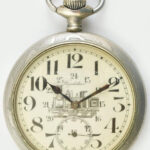 Vasutas Regulator nagy méretű fém tokos zsebóra, rajzos számlappal, díszített tokkal. Működő, jó állapotban d: 65 mm