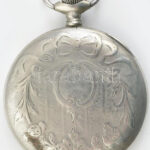 Vasutas Regulator nagy méretű fém tokos zsebóra, rajzos számlappal, díszített tokkal. Működő, jó állapotban d: 65 mm - Image 2