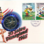 Maldív-szigetek 1985. 'Disneyland 30. évfordulója' fém emlékérem felbélyegzett borítékon, alkalmi bélyegzéssel, német nyelvű leírással T:1- patina Maldives 1985. '30th Anniversary of Disneyland' metal medallion in envelope with