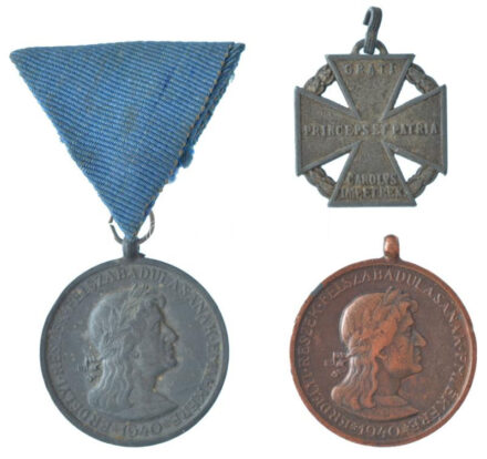 1916. 'Károly-csapatkereszt' ezüstözött Zn kitüntetés mellszalag nélkül + 1940. 'Erdélyi részek felszabadulásának emlékére' Zn emlékérem mellszalaggal. Szign.:Berán + 1940. 'Erdélyi részek felszabadulásának emlékére'