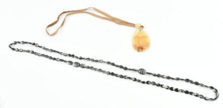 2 db nyaklánc (egy lapos gyöngyökkel, egy vésett mintás nagy medállal)